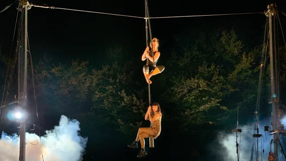 Die Akrobatin Joanne Humblet (oben) und S&auml;ngerin Violette Legrand (unten) zeigen zu zweit eine Akrobatikshow in luftiger H&ouml;he. - &copy; Laurenz Tegethoff
