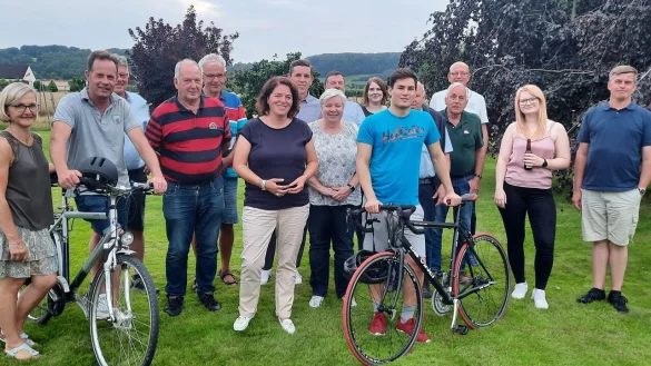 Das Foto zeigt Teilnehmer der Radtour (von links): Kerstin und Klaus Hansen, Rudi St&ouml;lting, Wolfgang Jedlicka, Uwe Pohl, Kerstin Vieregge, Jan-Helmut Johanning, Brigitte und Lutz Hermann, Katharina Kurt, Julian Dukart, Erhard Kirchhof, Helmut Johanning, Dietrich Neuser (dahinter), Esther Engelke und Michael Biermann. - &copy; Inge St&ouml;lting
