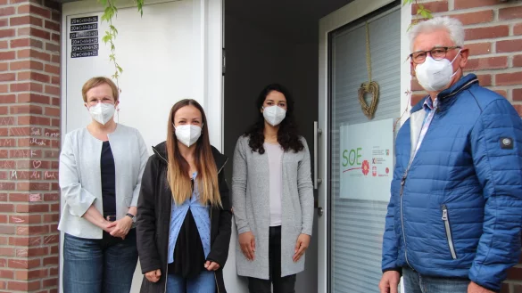 Freuen sich &uuml;ber die neuen R&auml;ume des Quartierb&uuml;ros: (von links) Britta Langner, Maria Ravariu, Lamiae Asilem und Antonius Johannigmann. - &copy; Nadine Uphoff