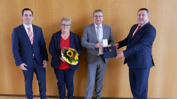 Hermann Trompeter (zweiter von rechts) bekommt das Bundesverdienstkreuz von Landrat Dr. Axel Lehmann (rechts) &uuml;berreicht. Mit dabei B&uuml;rgermeister Torben Blome, und Kerstin Trompeter. - &copy; Thomas Kr&uuml;gler