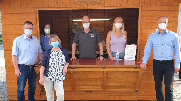 Von links in der Teststelle: Heidi Tannh&auml;user, Dr. Hans Wiegrebe, Tabea Bruns (Team der Einhorn-Apotheke). Vor der
Teststelle: Torsten Buncher und Gaby Rottmann (Vorstand des Heimatverein Barntrup e.V.), Uwe Sch&uuml;nemann (stellv. B&uuml;rgermeister der Stadt Barntrup).&nbsp; - &copy; Einhorn-Apotheke