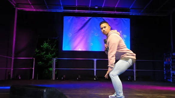 Comedian Tutty Tran setzt sich in Pose. - &copy; Hajo G&auml;rtner