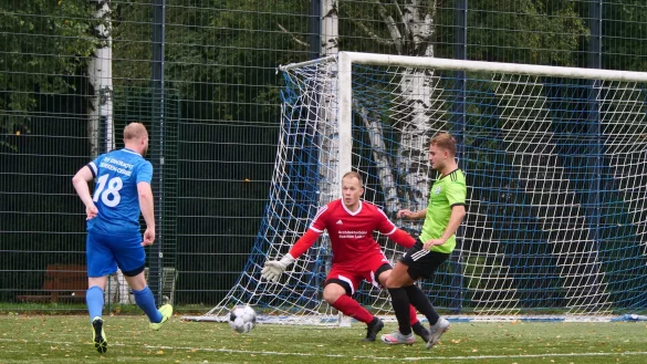 Jerxens Sturmf&uuml;hrer Kevin Pietsch knipst schon wieder. Hier &bdquo;schnippt&ldquo; er G&auml;stekeeper Tim Bukowski den Ball durch die Beine. Valentin R&ouml;misch (rechts) kann nichts mehr retten. Foto: J&ouml;rg Hagemann - &copy; J&ouml;rg Hagemann