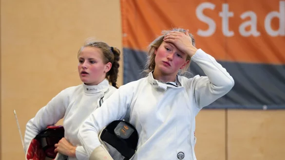 Zwei Schwestern, die wissen, wie Moderner F&uuml;nfkampf funktioniert: Charlotte (links) und Viktoria Ahaus aus Lemgo im Fechtanzug. - &copy; J&ouml;rg Hagemann