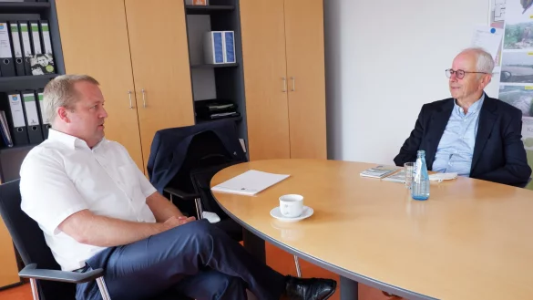 Mario Hecker erkl&auml;rt LZ-Leser Wolfgang Weibezahl, wie sein Alltag normalerweise aussieht. - &copy; Lorraine Brinkmann