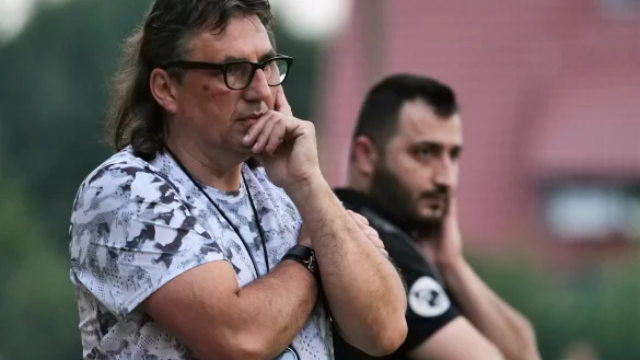 Neu an der Linie der SG Leese/H&ouml;rstmar-Lieme: Trainer Jens Mayer mit Leeses Obmann Ferhan Demir. - &copy; J&ouml;rg Hagemann