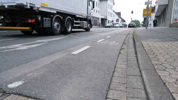 Radwege sind in Hiddesen &ndash; hier der Blick von der Friedrich-Ebert-Stra&szlig;e auf die Kreuzung mit der Theodor-Heuss-Stra&szlig;e und Hindenburgstra&szlig;e &ndash; oft nur St&uuml;ckwerk. - &copy; Sven Koch