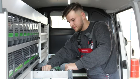 Ricardo Prinzensing hat sich f&uuml;r das neue Berufsbild "Fahrzeugunterieur-Mechaniker" entschieden und absolviert seine Ausbildung bei der Salzufler Firma "Karosseriebau Swoboda". - &copy; Sandra Castrup