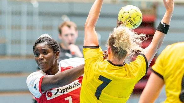 Starke Szenen: Eine gute Partie lieferte Neuzugang Laetitia Quist (rot) ab, die sich in dieser Szene gegen die Dortmunderin Mia Zschoke (rechts, 7) durchsetzt. - &copy; Egon Penner