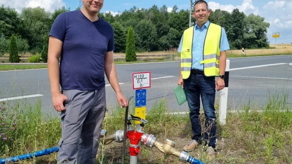 Wasser marsch: Stadtwerke Mitarbeiter Marc Schieck (links) hat heute an einem von insgesamt neun Teststandorten die Aufsicht. Prokurist J&ouml;rg Mikus koordiniert das Ganze. - &copy; Yannick Sonntag