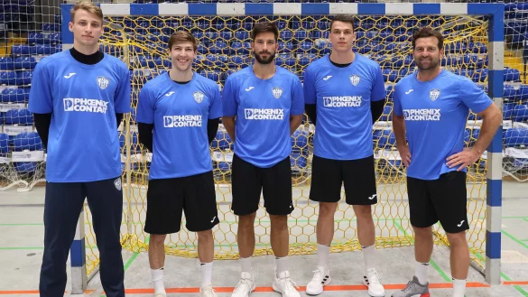 Bleiben beim TBV: Finn Zecher, Lukas Zerbe, Tim Suton und Frederik Simak mit Trainer Florian Kehrmann. - &copy; TBV Lemgo Lippe/Paul Cohen