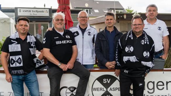 Vorfreude: Dieter Pokroppa freut sich mit seinen Vereinsfreunden riesig auf das Pokalspiel in M&uuml;nster. Das Foto zeigt v.l.: Christian Hinzman (Trainer Jugend), Dieter Pokroppa (Platzkassierer), Markus Scholten (Vorstand), Harun Siviloglu (Abteilungsleiter Senioren), Andreas Hennemeier (Trainer U19) und Feyhan Karadeniz (Vorstand). - &copy; EGON PENNER