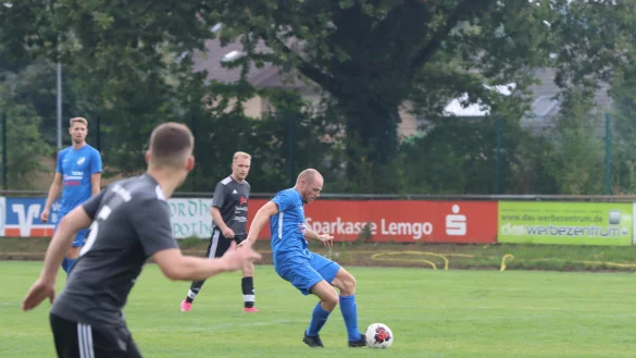 Rolf Hermann ist der neue Spielertrainer der TSG Holzhausen-Sylbach. Gegen Lipperreihe hat er auf der Sechserposition die F&auml;den gezogen. - &copy; Sebastian Lucas