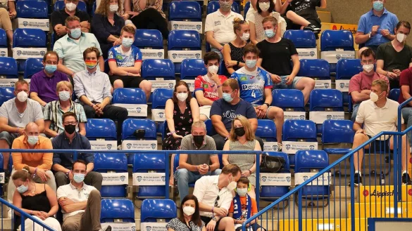 Wie viele Zuschauer sind in der Handball-Bundesliga m&ouml;glich? Auf die nicht verl&auml;sslich zu beantwortende Frage hat der TBV Lemgo reagiert und bietet vorerst keine Dauerkarten an. - &copy; J&ouml;rg Hagemann