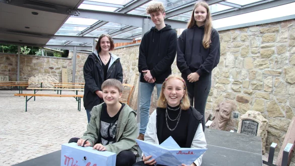 Ein Jahr lang haben Elisa Tautenhahn, Nina Wenzel (vorne von links), Bea Weidemann (hinten von links), Merlin Hagemann und Emilie Koller an dem Theaterprojekt gearbeitet. Im Hinterhof des Hexenb&uuml;rgermeisterhauses wird das St&uuml;ck pr&auml;sentiert. - &copy; Kirsten Fuhrmann