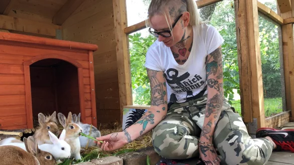 Tierpflegerin Freddy van der Hoeven f&uuml;ttert Kaninchen im neuen Au&szlig;engehege des Tierheims. Dort ist auch diese mehrk&ouml;pfige Kaninchenfamilie untergebracht.&nbsp; - &copy; Sven Kiencherf