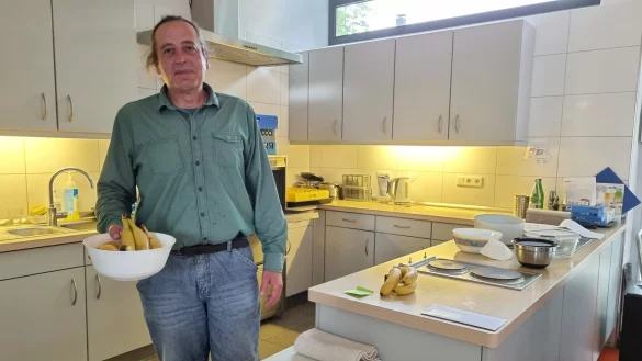 Aus Leidenschaft: Seinen Job als Alltagshelfer &uuml;bt Peter Sander aus Lage gern aus. Noch darf er ihn in reduzierter Form weitermachen und in einer Kita in Brake helfen. - &copy; Yannick Sonntag(LZ)