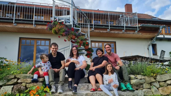 Die beiden D&uuml;sseldorfer Familien genie&szlig;en die Zeit in den niegelnagelneuen Ferienwohnungen auf dem Gripshof. - &copy; Marianne Schwarzer(LZ)