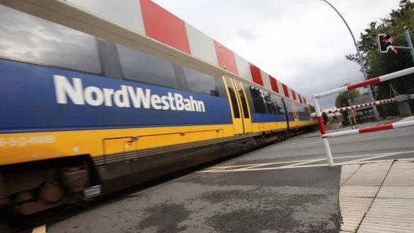Der Zweckverband Nahverkehr Westfalen-Lippe will den Verkehr st&auml;rker auf die Schiene verlagern. Mehr Z&uuml;ge bedeuten aber gleichzeitig mehr Wartezeiten an den geschlossenen Bahnschranken. - &copy; Sigurd Gringel