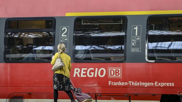 Verwirrende Ausnahmeregelungen gelten nun plötzlich doch für das Neun-Euro-Ticket der Deutschen Bahn. Denn ein paar beliebte Nahverkehrsverbindungen sind jetzt doch ausgenommen. - © Jan Woitas