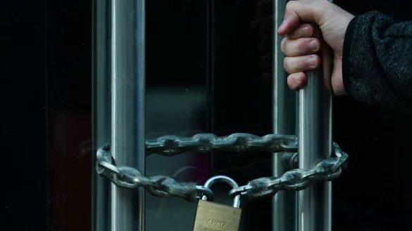 B&uuml;roeingang und Produktionshallen waren am Montag pl&ouml;tzlich geschlossen. Kein Zutritt mehr f&uuml;r die Belegschaft des Bielefelder Unternehmens. - &copy; picture alliance / NurPhoto