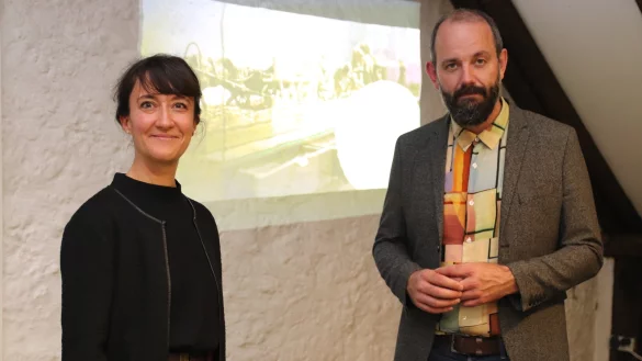 Nike Alkema, Leiterin des St.-Hedwigs-Hauses, und Museumsdirektor Kornelius Ens verfolgen dasselbe Ziel. Sie m&ouml;chten Vorurteile und Missverst&auml;ndnisse &uuml;ber Russlanddeutsche abbauen. - &copy; Knut Dinter