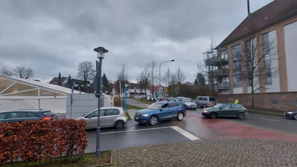 Stau vor dem Testzentrum am Langenbr&uuml;cker Tor. - &copy; Philip Marx