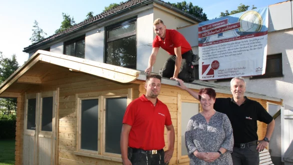 Freuen sich über den neuen Kiosk: Dachdeckermeister Thomas Zachert (rechts) mit seinen Mitarbeitern
Nico Dreher und Jan-Niklas Keeb sowie Anja Holthusen-Henriques (von
links) vom „Pfützen"-Team. - © Foto: Privat