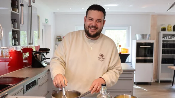 Im April 2024 hat Gianluca Fleer die Bünder Kochschule "taste it!" übernommen. Dort bietet er verschiedene Koch-Events an - und steht dabei oft selbst mit am Herd. - © Shannon-Lee Bendig