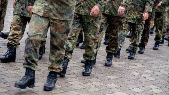 Der Besuch von Jugendoffizieren in den Schulen kann helfen, Vorurteile abzubauen und Verst&auml;ndnis zu schaffen, meint unser Autor. - &copy; Hauke-Christian Dittrich/dpa