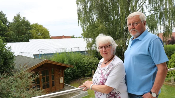 Stein des Ansto&szlig;es: Margret Amberg und ihr Nachbar Eckhard Neumann stehen auf seinem Balkon mit Blick auf den DRK-Kindergarten Glogauer Stra&szlig;e. Sie und andere Anwohner st&ouml;rt die Farbe des Daches, die nicht dem Bebauungsplan entspricht. - &copy; Alexandra Schaller