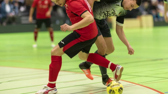 Kampf um den Ball: Augustdorfs Alexander Eck (links) gegen Julian Brune von TuRa Heiden. - &copy; Egon Penner