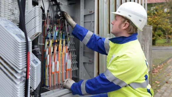 Westnetz-Netzmeister Simon Prasse am Glasfaser-Verteilerschrank. Von hier werden die Glasfasern bis in die H&auml;user verteilt. Jedem Haus ist eines der farbigen Kabeln zugeordnet.&nbsp; - &copy; Westnetz GmbH