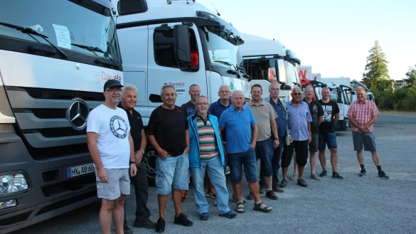 Die Helfer von &bdquo;Kinder in Not Lippe" rund um J&uuml;rgen Wattenberg (F&uuml;nfter von rechts). - &copy; Marlen Grote