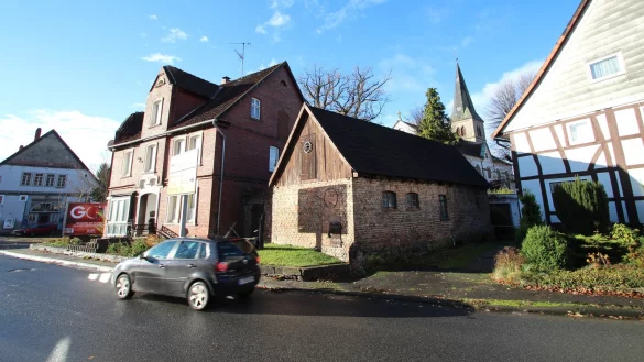 Zugebaut: Die evangelische Kirche ist von der B 66 aus kaum zu sehen. Deshalb soll das Haus rechts fallen &ndash; und m&ouml;glichst auch der Begakrug (am linken Bildrand). - &copy; Jens Rademacher