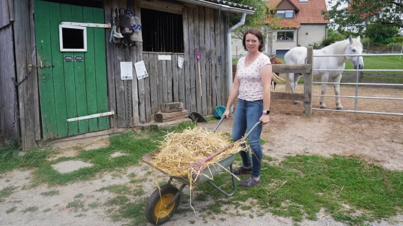Auf dem Bauernhof gibt es immer etwas zu tun: Tiere f&uuml;ttern, den Stall misten und noch vieles mehr. Anna Kaiser hat vor vier Jahren den Betrieb ihrer Eltern in Bellenberg &uuml;bernommen. - &copy; Michaela Wei&szlig;e