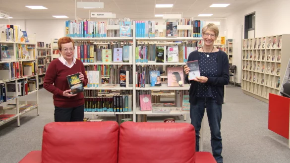 Karin G&uuml;ll&uuml;g (links) und Elisabeth Knuth geben Lesetipps, mit denen man die Gegenwart gedanklich f&uuml;r eine Weile verlassen kann.&nbsp; - &copy; Cordula Gr&ouml;ne