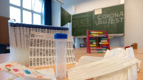Ein komplettes, unbenutztes Set des sogenannten "Lolli-Test" 
(PCR-Pooltest) steht in einem Klassenzimmer der Grundschule und wartet 
auf den Schulstart. - &copy; dpa | Peter Kneffel