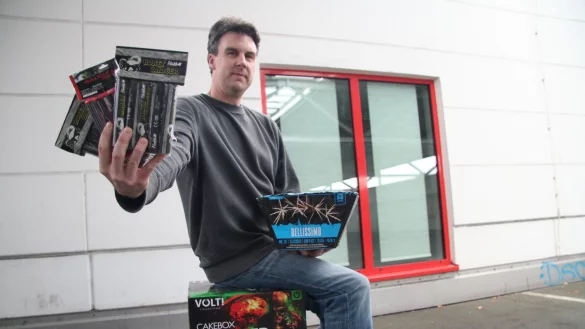 Will nicht auf seinem Feuerwerk sitzen bleiben: Daniel Dick, Leiter von Pyrondo Feuerwerk hofft, dass Bund und L&auml;nder sich nicht f&uuml;r ein B&ouml;llerverbot entscheiden. F&uuml;r ihn und viele andere H&auml;ndler w&auml;re das eine wirtschaftliche Katastrophe. - &copy; Yannick Sonntag