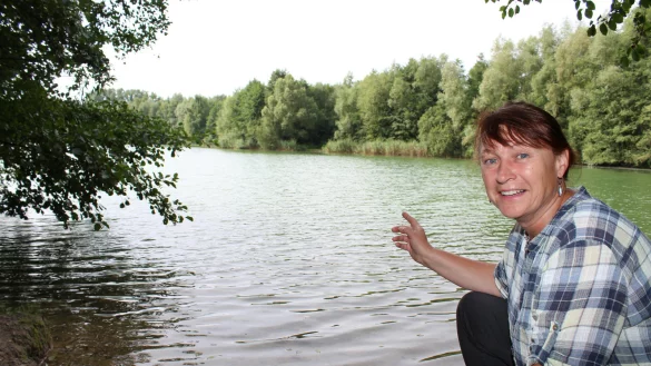 Imposante Kulisse: Margarete Wi&szlig;mann von der Stadt Lage am Ufer des Werresiek-Sees. - &copy; Sandra Castrup