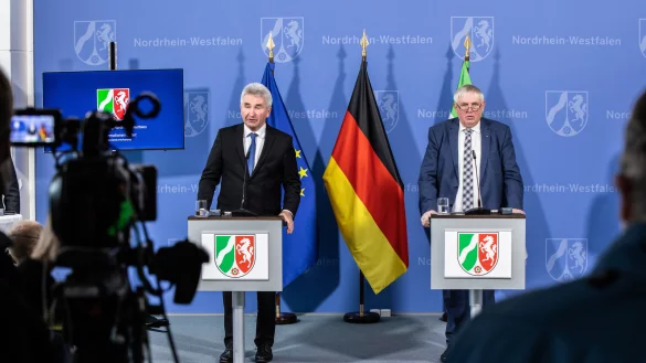Andreas Pinkwart (l.,FDP), Wirtschaftsminister von Nordrhein-Westfalen und Gesundheitsminister Karl-Josef Laumann (CDU) informierten auf der Pressekonferenz zur aktuellen Lage in der Corona-Pandemie. - &copy; Marcel Kusch/dpa
