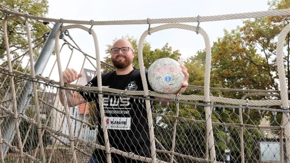 Mit einem Foto auf der H&auml;ngebr&uuml;cke am Salzhof verabschiedet sich Handball-Torwart Philipp G&ouml;ke f&uuml;r drei Monate nach Honolulu. - &copy; Oliver K&ouml;nig