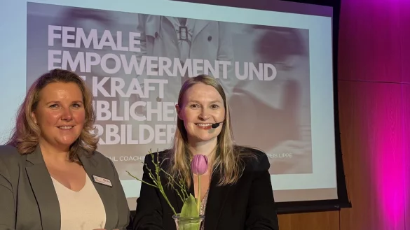 Gleichstellungsbeauftragte Nicole Krüger (links) und Referentin Lisa Altenpohl freuen sich über den gelungenen
Jahresempfang. - © Kreis Lippe
