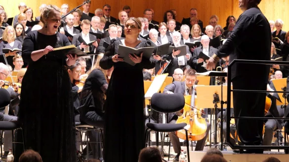 Fesselnde Interpretation des Verdi Requiems. Der Oratorienchor, die NWD und das Solistenquartett harmonieren beeindruckend unter Leitung von Florian Ludwig. Mit Sarah-Jane Brandon, Sofia Pavone und Florian Ludwig (von links). - © Thomas Krügler