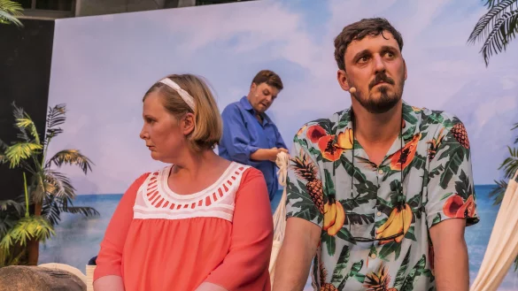 Natascha Mamier (Joana), Marius Borghoff (Berater) und Hartmut Jonas (Valentin). - &copy; Jochen Quast/Landestheater Detmold