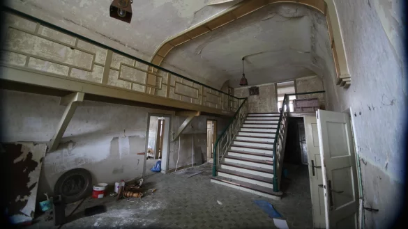 Imposante Eingangshalle: Selbst f&uuml;r einen Euro will momentan niemand den &bdquo;Begakrug&ldquo; kaufen. - &copy; Archivfoto: Wolfgang Scherzer