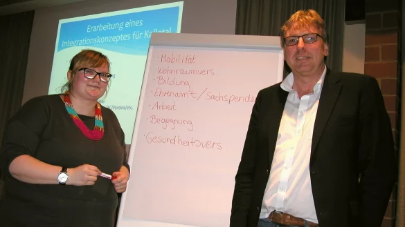 Integrationskonzept in Vorbereitung: Anne-Kathrin Edler und Armin Schauf vor der Liste der Arbeitsgruppen. - © Wulf Daneyko