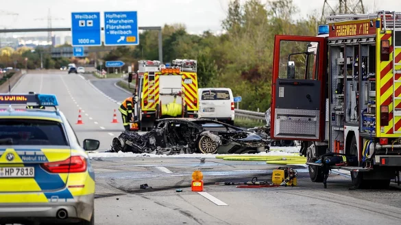 Unfall nach mutma&szlig;lichem Rennen - &copy; Foto: Robin von Gilgenheimb/Wiesbaden112.de/dpa