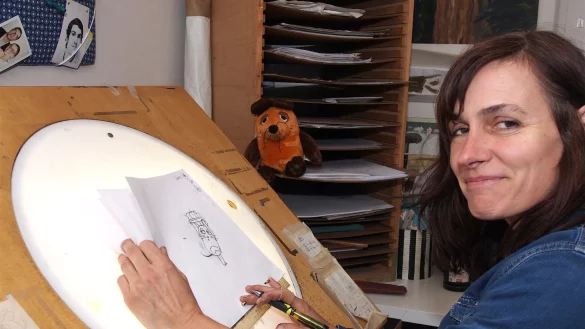 Beim Flippen: Cornelia Nass pr&uuml;ft am Zeichentisch, ob die Maus sich richtig bewegt. Dazu bl&auml;ttert sie zwischen den einzelnen Zeichnungen schnell hin und her. - &copy; Andreas Barnekow