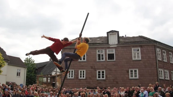 Akrobaten: Die K&uuml;nstler von &bdquo;Carr&eacute; Curieux&ldquo; pr&auml;sentieren ein 360-Grad-Theaterst&uuml;ck mit und an einem freien chinesischen Mast. Die Gewinner des Publikumspreises bewiesen ein K&ouml;nnen, das weit &uuml;ber die reine Zirkusdizziplin hinausgeht. - &copy; Fotos: Katrin Schubert